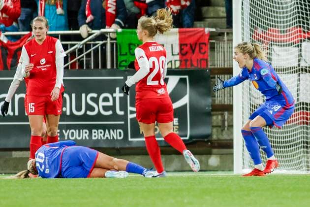 Fu?ball, Frauen, CL, SK Brann Bergen - Olympique Lyon Fotball Champions League kvinner, Brann - Lyon Bergen 20231221. Ada Hegerberg t.h. reagerer etter at hennes lagvenninne Lindsey Horan ble felt i kampen i gruppespillet i Champions League mellom Brann og Lyon pa Asane Arena. Foto: Paul S. Amundsen NTB Bergen Norge EDITORIAL USE ONLY. RESTRICTED USE FOR BETTING COMPANIES Ref:_SPOv-HnEtdjsvk.jpg  Copyright: xPaulxS.xAmundsenx xNTBx
