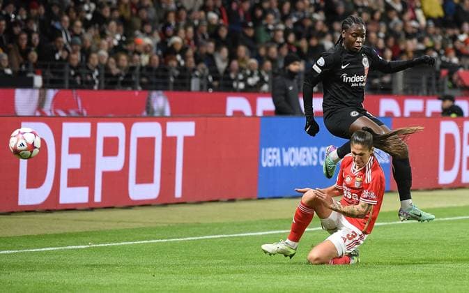 21 12 2023, xhbx, Football Champions League Women, Eintracht Frankfurt Women SL Benfica Lisbon emspor, v l Nicole Anyomi Eintracht Frankfurt Women , Ana Seica Benfica Lisbon DFL DFB REGULATIONS PROHIBIT ANY USE OF PHOTOGRAPHS as IMAGE SEQUENCES and or QUASI VIDEO Frankfurt am Main