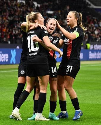 21 12 2023, xhbx, Fussball Champions League Frauen, Eintracht Frankfurt Frauen SL Benfica Lissabon emspor, v l Torjubel, Goal celebration, celebrate the goal 1 0 Laura Freigang Eintracht Frankfurt Damen ,Geraldine Reuteler Eintracht Frankfurt Damen , Tanja Pawollek Eintracht Frankfurt Damen DFL DFB REGULATIONS PROHIBIT ANY USE OF PHOTOGRAPHS as IMAGE SEQUENCES and or QUASI VIDEO Frankfurt am Main