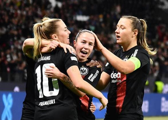 21 12 2023, xhbx, Fussball Champions League Frauen, Eintracht Frankfurt Frauen SL Benfica Lissabon emspor, v l Torjubel, Goal celebration, celebrate the goal 1 0 Laura Freigang Eintracht Frankfurt Damen ,Geraldine Reuteler Eintracht Frankfurt Damen , Tanja Pawollek Eintracht Frankfurt Damen DFL DFB REGULATIONS PROHIBIT ANY USE OF PHOTOGRAPHS as IMAGE SEQUENCES and or QUASI VIDEO Frankfurt am Main