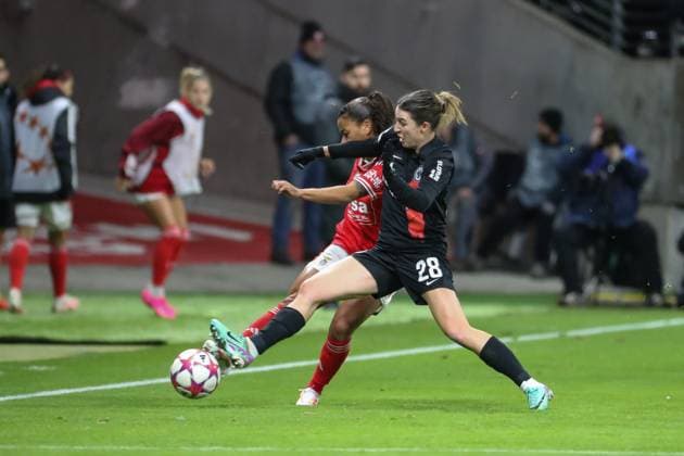 21 12 2023, xusrbx, Football Champions League Women, Eintracht Frankfurt Women SL Benfica Lisbon emspor, v l Marie Yasmine Alidou Benfica Lisbon, 2 , Barbara Dunst Eintracht Frankfurt, 28 , DFL DFB REGULATIONS PROHIBIT ANY USE OF PHOTOGRAPHS as IMAGE SEQUENCES and or QUASI VIDEO Frankfurt am Main