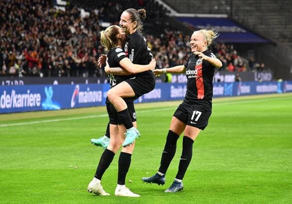 21 12 2023, xhbx, Fussball Champions League Frauen, Eintracht Frankfurt Frauen SL Benfica Lissabon emspor, v l Torjubel, Goal celebration, celebrate the goal 1 0 Laura Freigang Eintracht Frankfurt Damen , Geraldine Reuteler Eintracht Frankfurt Damen , Pia Sophie Wolter Eintracht Frankfurt Damen DFL DFB REGULATIONS PROHIBIT ANY USE OF PHOTOGRAPHS as IMAGE SEQUENCES and or QUASI VIDEO Frankfurt am Main