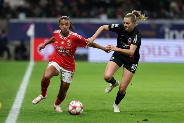 Frankfurt Main Germany 21 12 2023 UEFA Women s Champions League match Grouppe A SGE Eintracht Frankfurt vs SL Benfica in the Deutsche Bank Park, Marie Alidou SL Benfica , Laura Freigang Eintracht Frankfurt , Zweikampf, Action, Aktion, Battles for the Ball Copyright: JoaquimxFerreira