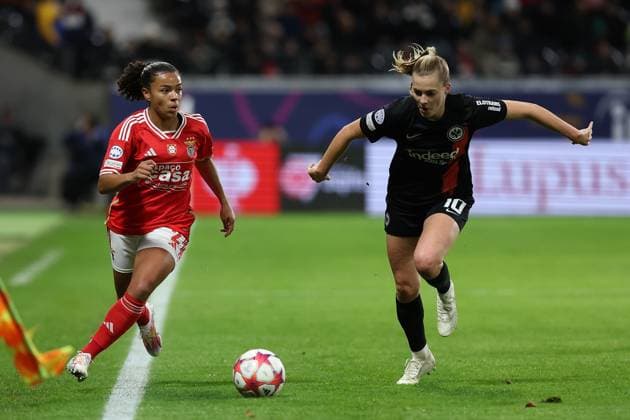 Frankfurt Main Germany 21 12 2023 UEFA Women s Champions League match Grouppe A SGE Eintracht Frankfurt vs SL Benfica in the Deutsche Bank Park, Marie Alidou SL Benfica , Laura Freigang Eintracht Frankfurt , Zweikampf, Action, Aktion, Battles for the Ball Copyright: JoaquimxFerreira