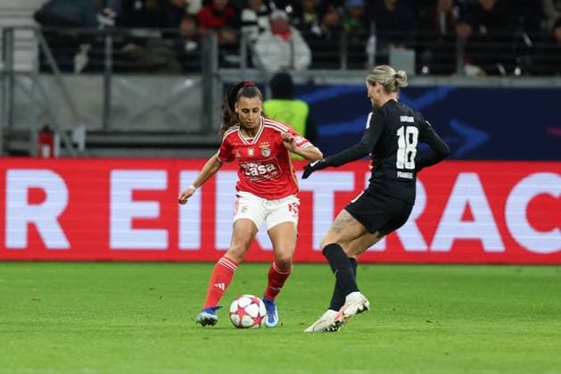 Frankfurt Main Germany 21 12 2023 UEFA Women s Champions League match Grouppe A SGE Eintracht Frankfurt vs SL Benfica in the Deutsche Bank Park, Catarina Amado SL Benfica , Verena Hanshaw Eintracht Frankfurt , Zweikampf, Action, Aktion, Battles for the Ball Copyright: JoaquimxFerreira