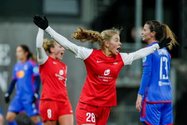 Fu?ball, Frauen, CL, SK Brann Bergen - Olympique Lyon Fotball Champions League kvinner, Brann - Lyon Bergen 20231221. Branns Justine Kielland jubler etter at hun reduserte til 1-2 i kampen i gruppespillet i Champions League mellom Brann og Lyon pa Asane Arena. Foto: Paul S. Amundsen NTB Bergen Norge EDITORIAL USE ONLY. RESTRICTED USE FOR BETTING COMPANIES Ref:_SPOGhzxax9Pzhg.jpg  Copyright: xPaulxS.xAmundsenx xNTBx