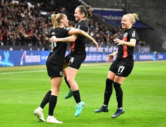 21 12 2023, xhbx, Fussball Champions League Frauen, Eintracht Frankfurt Frauen SL Benfica Lissabon emspor, v l Torjubel, Goal celebration, celebrate the goal 1 0 Laura Freigang Eintracht Frankfurt Damen , Geraldine Reuteler Eintracht Frankfurt Damen , Pia Sophie Wolter Eintracht Frankfurt Damen DFL DFB REGULATIONS PROHIBIT ANY USE OF PHOTOGRAPHS as IMAGE SEQUENCES and or QUASI VIDEO Frankfurt am Main