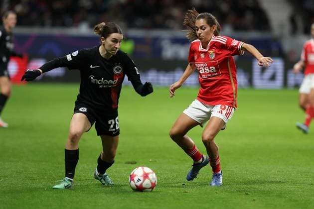 Frankfurt Main Germany 21 12 2023 UEFA Women s Champions League match Grouppe A SGE Eintracht Frankfurt vs SL Benfica in the Deutsche Bank Park, Barbara Dunst Eintracht Frankfurt , Andreia Faria SL Benfica , Zweikampf, Action, Aktion, Battles for the Ball Copyright: JoaquimxFerreira