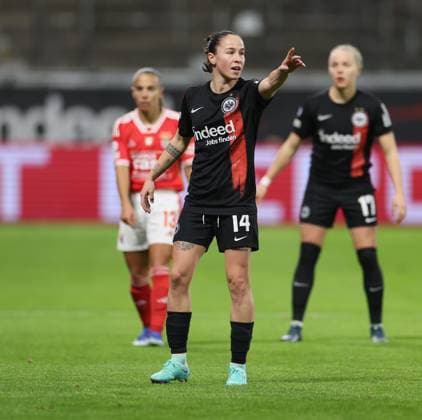21 12 2023, Football Women UEFA Womens Champions League UWCL, Eintracht Frankfurt SL Benfica Lisbon, emonline, emspor, v l , Geraldine Reuteler Eintracht Frankfurt gives instructions, gesticulates, gesticulate with arms gives instructions, gesticulate DFL DFB REGULATIONS PROHIBIT ANY USE OF PHOTOGRAPHS AS IMAGE SEQUENCES AND OR QUASI VIDEO xdcx Copyright: HMBxMedia