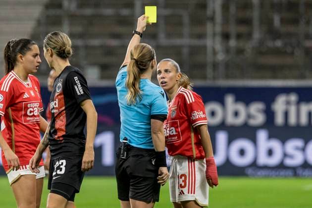 UWCL Eintracht Frankfurt Benfica Lisbon, Deutsche Bank Park, Frankfurt, 21 12 2023 Lucia Alves Benfica Lisbon 13 receives the yellow card, Eintracht Frankfurt Benfica Lisbon, Frankfurt, Deutsche Bank Park, 21 12 2023 Copyright: xBEAUTIFULxSPORTS Gawlikx