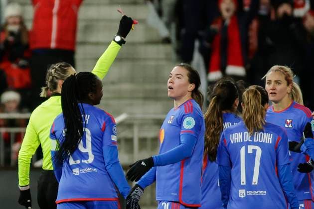 Fu?ball, Frauen, CL, SK Brann Bergen - Olympique Lyon Fotball Champions League kvinner, Brann - Lyon Bergen 20231221. Dommer Volha Blotskaya gir rodt kort til Lyons Lindsey Horan (lengst t.h.) i kampen i gruppespillet i Champions League mellom Brann og Lyon pa Asane Arena. Foto: Paul S. Amundsen NTB Bergen Norge EDITORIAL USE ONLY. RESTRICTED USE FOR BETTING COMPANIES Ref:_SPO0mtiMGo-9ac.jpg  Copyright: xPaulxS.xAmundsenx xNTBx