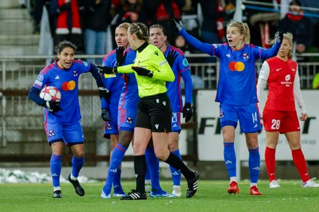 Fu?ball, Frauen, CL, SK Brann Bergen - Olympique Lyon Fotball Champions League kvinner, Brann - Lyon Bergen 20231221. Heftige protester mot dommer Volha Blotskaya fra Ada Hegerberg t.h. og andre Lyon-spillere i kampen i gruppespillet i Champions League mellom Brann og Lyon pa Asane Arena. Foto: Paul S. Amundsen NTB Bergen Norge EDITORIAL USE ONLY. RESTRICTED USE FOR BETTING COMPANIES Ref:_SPOw09kaXddl3g.jpg  Copyright: xPaulxS.xAmundsenx xNTBx