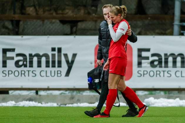 Fu?ball, Frauen, CL, SK Brann Bergen - Olympique Lyon Fotball Champions League kvinner, Brann - Lyon Bergen 20231221. Branns Marthine ostenstad forlater banen med skade i kampen i gruppespillet i Champions League mellom Brann og Lyon pa Asane Arena. Foto: Paul S. Amundsen NTB Bergen Norge EDITORIAL USE ONLY. RESTRICTED USE FOR BETTING COMPANIES Ref:_SPOOmr1iM7atgI.jpg  Copyright: xPaulxS.xAmundsenx xNTBx