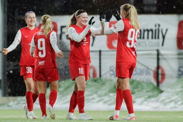 Fu?ball, Frauen, CL, SK Brann Bergen - Olympique Lyon Fotball Champions League kvinner, Brann - Lyon Bergen 20231221. Branns f.v. Joanna Tynnil?, Amalie Eikeland, Signe Gaupset og Maria Brochmann jubler etter 2-2 i kampen i gruppespillet i Champions League mellom Brann og Lyon pa Asane Arena. Foto: Paul S. Amundsen NTB Bergen Norge EDITORIAL USE ONLY. RESTRICTED USE FOR BETTING COMPANIES Ref:_SPOTxCSb3AScpw.jpg  Copyright: xPaulxS.xAmundsenx xNTBx