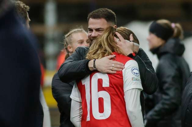 Fu?ball, Frauen, CL, SK Brann Bergen - Olympique Lyon Fotball Champions League kvinner, Brann - Lyon Bergen 20231221. Branns trener Martin Ho gir en klem til Signe Gaupset som scoret utligningsmalet til 2-2 i kampen i gruppespillet i Champions League mellom Brann og Lyon pa Asane Arena. Foto: Paul S. Amundsen NTB Bergen Norge EDITORIAL USE ONLY. RESTRICTED USE FOR BETTING COMPANIES Ref:_SPOhnvy6H5u9HA.jpg  Copyright: xPaulxS.xAmundsenx xNTBx
