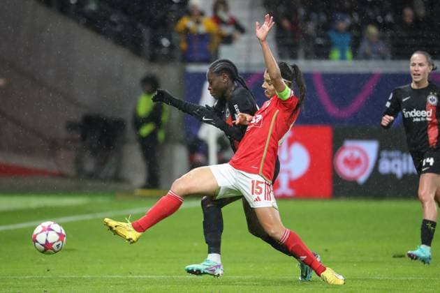 21 12 2023, xusrbx, Football Champions League Women, Eintracht Frankfurt Women SL Benfica Lisbon emspor, v l Nicole Anyomi Eintracht Frankfurt, 19 , Carole Costa Benfica Lisbon, 15 , DFL DFB REGULATIONS PROHIBIT ANY USE OF PHOTOGRAPHS as IMAGE SEQUENCES and or QUASI VIDEO Frankfurt am Main