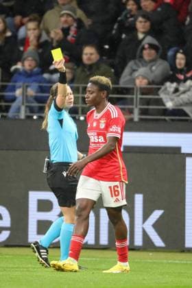 21 12 2023, xusrbx, Football Champions League Women, Eintracht Frankfurt Women SL Benfica Lisbon emspor, v l Frida Klarlund Nielsen Referee , yellow, yellow card, Christy Ucheibe Benfica Lisbon, 16 , DFL DFB REGULATIONS PROHIBIT ANY USE OF PHOTOGRAPHS as IMAGE SEQUENCES and or QUASI VIDEO Frankfurt am Main