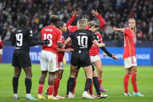 21 12 2023, xusrbx, Football Champions League Women, Eintracht Frankfurt Women SL Benfica Lisbon emspor, v l penalty area, penalty area scene, the players of both teams DFL DFB REGULATIONS PROHIBIT ANY USE OF PHOTOGRAPHS as IMAGE SEQUENCES and or QUASI VIDEO Frankfurt am Main