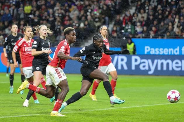 21 12 2023, xusrbx, Football Champions League Women, Eintracht Frankfurt Women SL Benfica Lisbon emspor, v l Christy Ucheibe Benfica Lisbon, 16 , Nicole Anyomi Eintracht Frankfurt, 19 , DFL DFB REGULATIONS PROHIBIT ANY USE OF PHOTOGRAPHS as IMAGE SEQUENCES and or QUASI VIDEO Frankfurt am Main