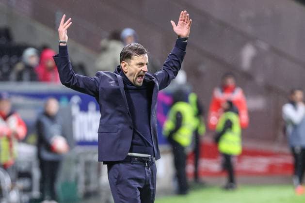 UWCL Eintracht Frankfurt Benfica Lisbon on 21 12 2023 at Deutsche Bank Park in Frankfurt Coach Niko Arnautis Eintracht Frankfurt encourages and cheers on his team MH