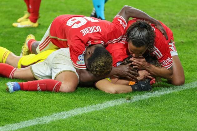 UWCL Eintracht Frankfurt Benfica Lisbon on 21 12 2023 at Deutsche Bank Park in Frankfurt Lena Pauels Benfica Lisbon 1 is celebrated after the saved penalty and cheers here with Christy Ucheibe Benfica Lisbon 16, among others MH