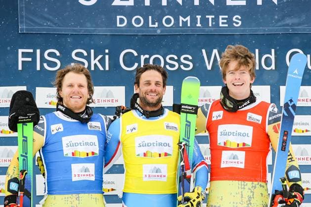 Bilder des Jahres 2023, Sport 12 Dezember Sport Themen der Woche KW51 Sport Bilder des Tages FREE STYLE - FIS SX WC Innichen INNICHEN,ITALY,22.DEC.23 - FREESTYLE SKIING - FIS World Cup, Ski Cross, ladies, men. Image shows the rejoicing of Tim Hronke (GER), Terence Tchiknavorian (FRA) and Florian Wilmsmann (GER).  GEPAxpictures xMaticxKlansek