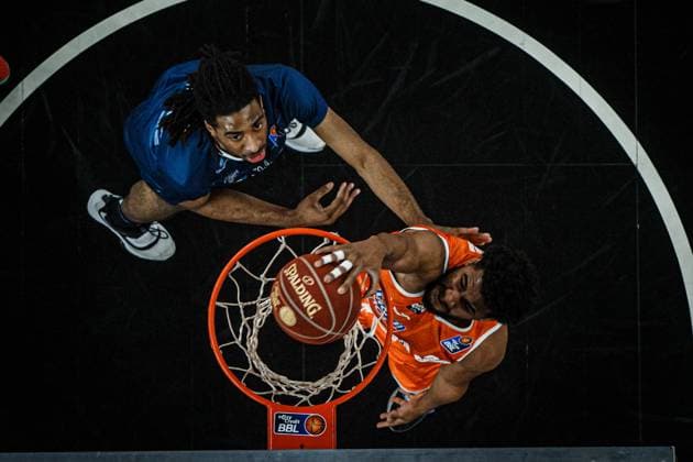 Bilder des Jahres 2023, Sport 12 Dezember Sport Themen der Woche KW51 Sport Bilder des Tages 22.12.2023, ratiopharm Arena, Germany, Neu Ulm, ratiopharm ulm vs MLP Academics Heidelberg - Basketball Bundesliga, Isaiah Whaley (MLP Academics Heidelberg) und L.J. Figueroa (ratiopharm ulm) im Zweikampf (Foto H. Langer) ratiopharm Arena Neu Ulm Germany *** 22 12 2023, ratiopharm Arena, Germany, Neu Ulm, ratiopharm ulm vs MLP Academics Heidelberg Basketball Bundesliga, Isaiah Whaley MLP Academics Heidelberg and L J Figueroa ratiopharm ulm in a duel Photo H Langer ratiopharm Arena Neu Ulm Germany 541_ULMHEI20231222_065 Langer-541