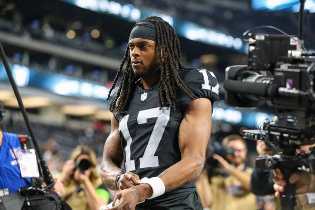LAS VEGAS, NV - DECEMBER 14: Las Vegas Raiders wide receiver Davante Adams (17) walks off of the field after the Los Angeles Chargers vs Las Vegas Raiders game on December 14, 2023, at Allegiant Stadium in Las Vegas, NV. (Photo by Jordon Kelly Icon Sportswire) NFL, American Football Herren, USA DEC 14 Chargers at Raiders EDITORIAL USE ONLY Icon2312140657