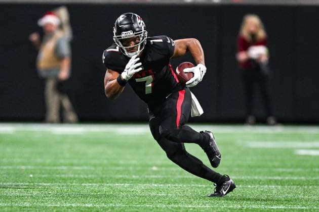ATLANTA, GA Ã DECEMBER 24: Atlanta running back Bijan Robinson (7) runs the ball during the NFL, American Football Herren, USA game between the Indianapolis Colts and the Atlanta Falcons on December 24th, 2023 at Mercedes-Benz Stadium in Atlanta, GA. (Photo by Rich von Biberstein Icon Sportswire) NFL: DEC 24 Colts at Falcons EDITORIAL USE ONLY Icon231223071