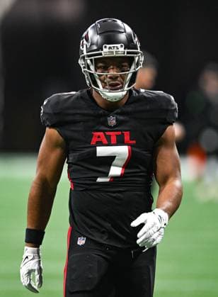 ATLANTA, GA Ã DECEMBER 24: Atlanta running back Bijan Robinson (7) warms up prior to the start of the NFL, American Football Herren, USA game between the Indianapolis Colts and the Atlanta Falcons on December 24th, 2023 at Mercedes-Benz Stadium in Atlanta, GA. (Photo by Rich von Biberstein Icon Sportswire) NFL: DEC 24 Colts at Falcons EDITORIAL USE ONLY Icon231223085
