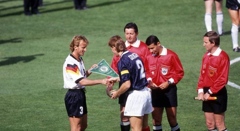 15 06 92 Germany Scotland Sweden, Nörrköping, 15 06 1992, Football, European Championship 1992 in Sweden, Germany Scotland 2 0 v l Andreas Brehme Germany , Richard Gough Scotland , Guy Goethals Referee