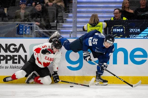 231226 Oliver Bonk of Canada and Max Koskipirtti of Finland during the 2024 IIHF World Junior Championship game between Finland and Canada on December 26, 2023 in Gothenburg Photo Carl Sandin BILDBYRAN kod CS CS0473 ishockey ice hockey jvm junior vm u20 2024 iihf world junior championship world juniors finland canada canada 1 bbeng  Copyright: CARLxSANDIN BB231226CS006