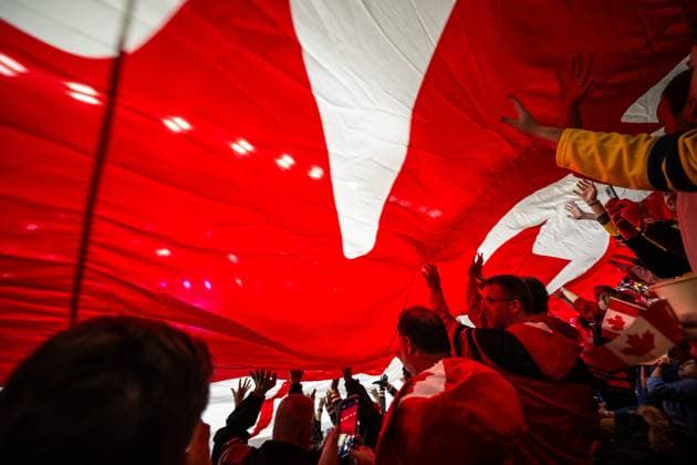 231226 Supporters of Canada unfolds a large Canadien flag ahead of the 2024 IIHF World Junior Championship game between Finland and Canada on December 26, 2023 in Gothenburg Photo Maxim ThorÃ BILDBYRAN kod MT CS0473 ishockey ice hockey jvm junior vm u20 2024 iihf world junior championship world juniors finland canada kanada 1 bbeng publik  Copyright: MAXIMxTHORE BB231226BB325