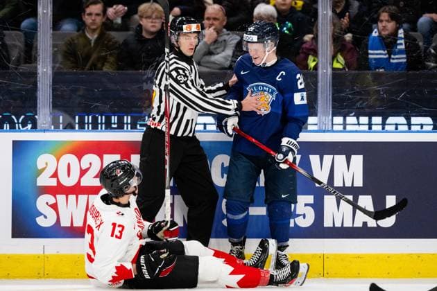 231226 Maveric Lamoureux of Canada and Jere Lassila of Finland during the 2024 IIHF World Junior Championship game between Finland and Canada on December 26, 2023 in Gothenburg Photo Carl Sandin BILDBYRAN kod CS CS0473 ishockey ice hockey jvm junior vm u20 2024 iihf world junior championship world juniors finland canada kanada 1 bbeng  Copyright: CARLxSANDIN BB231226CS010