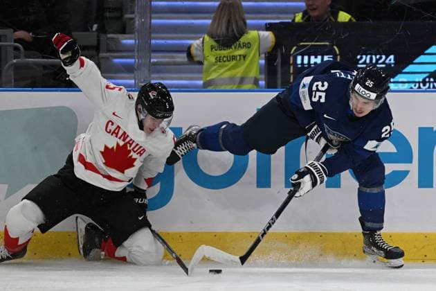 Gothenburg, Sweden 20231226 Canada s Matthew Poitras and Finland s Max Koskipirtti during the IIHF World Junior Championship group A ice hockey match between Finland and Canada at Scandinavium in Gothenburg, Sweden December 26, 2023 Gothenburg Sweden x9200x  Copyright: xBjörnxLarssonxRosvall TTx IIHF World Junior Championship 23-24 Finland Canada