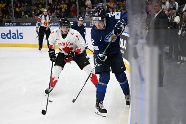 Gothenburg, Sweden 20231226 Canada s Jorian Donovan and Finland s Kasper Halttunen during the IIHF World Junior Championship group A ice hockey match between Finland and Canada at Scandinavium in Gothenburg, Sweden December 26, 2023 Gothenburg Sweden x9200x  Copyright: xBjörnxLarssonxRosvall TTx IIHF World Junior Championship 23-24 Finland Canada