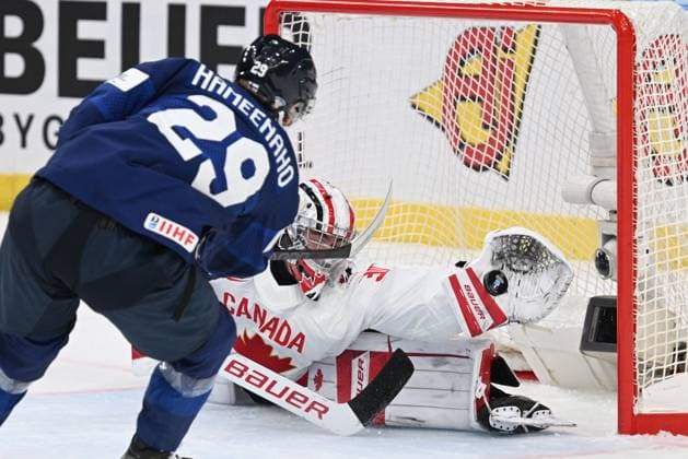 Gothenburg, Sweden 20231226 Finland s Lenni Hämeenaho and Canada s Matthis Rousseau during the IIHF World Junior Championship group A ice hockey match between Finland and Canada at Scandinavium in Gothenburg, Sweden December 26, 2023 Gothenburg Sweden x9200x  Copyright: xBjörnxLarssonxRosvall TTx IIHF World Junior Championship 23-24 Finland Canada
