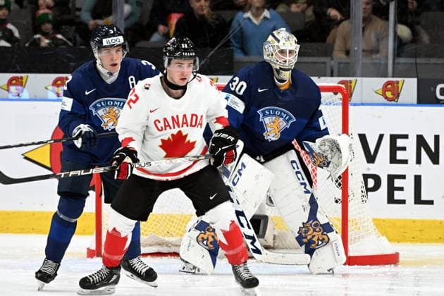 Jordan Dumais (C) of Canada screens the net tended by Otto Salin and goalkeeper Niklas Kokko of Finland during Ice hockey, Eishockey 2024 IIHF World Junior U20 Championship tournament match between Finland and Canada in Gothenburg, Sweden, on December 26, 2023. Gothenburg Sweden LKFTJK20231226163402BRKI  Copyright: xJussixNukarix LKFTJK20231226163402BRKI