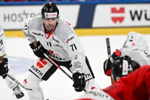 26 12 2023, Davos, Eisstadion Davos, Spengler Cup Frölunda HC Team Canada, 71 John Quenneville Team Canada Davos Eisstadion Davos Graubünden Switzerland Copyright: xJustPictures.ch AndreaxBrancax jp-en-AnBr-AB_26122023_AAB_3295