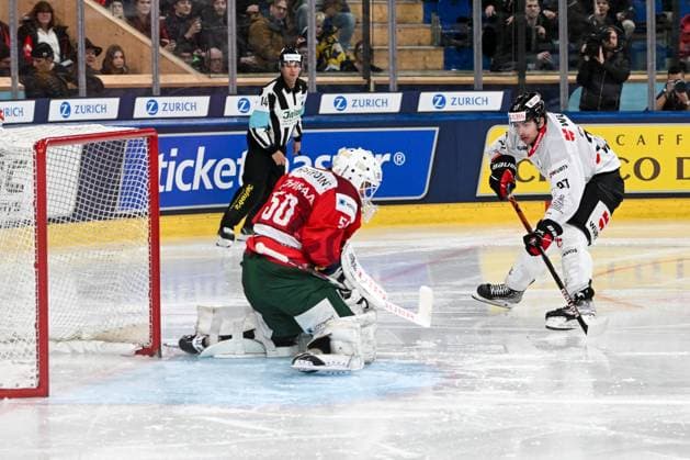 26 12 2023, Davos, Eisstadion Davos, Spengler Cup Frölunda HC Team Canada, 27 Derek Grant Team Canada against 50 goalkeeper Frans Tuohimaa Frölunda Davos Eisstadion Davos Graubünden Switzerland Copyright: xJustPictures.ch AndreaxBrancax jp-en-AnBr-AB_26122023_AAB_3964