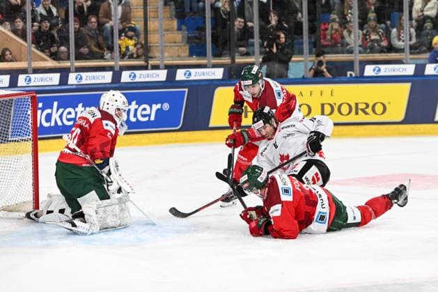 26 12 2023, Davos, Eisstadion Davos, Spengler Cup Frölunda HC Team Canada, 19 Corban Knight Team Canada against 7 Henrik Tömmernes Frölunda and 50 goalkeeper Frans Tuohimaa Frölunda Davos Eisstadion Davos Graubünden Switzerland Copyright: xJustPictures.ch AndreaxBrancax jp-en-AnBr-AB_26122023_AAB_4517