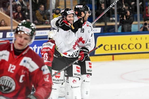 26 12 2023, Davos, Eisstadion Davos, Spengler Cup Frölunda HC Team Canada, 4 Jordan Hazen Team Canada celebrate his 4 0 goal Davos Eisstadion Davos Graubünden Switzerland Copyright: xJustPictures.ch AndreaxBrancax jp-en-AnBr-AB_26122023_AAB_4851