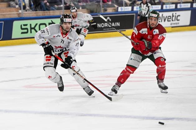 26 12 2023, Davos, Eisstadion Davos, Spengler Cup Frölunda HC Team Canada, 71 John Quenneville Team Canada against 67 Jayden Halbgewachs Frölunda Davos Eisstadion Davos Graubünden Switzerland Copyright: xJustPictures.ch AndreaxBrancax jp-en-AnBr-AB_26122023_AAB_4960