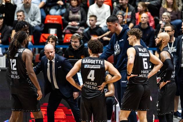 26 12 2023, easyCredit Basketball Bundesliga, BBL, Saison 2023 2024, Herren, Niners Chemnitz HAKRO Merlins Crailsheim, Copyright Alexander Trienitz Jussi Laakso Head Coach , HAKRO Merlins Crailsheim talks to his players