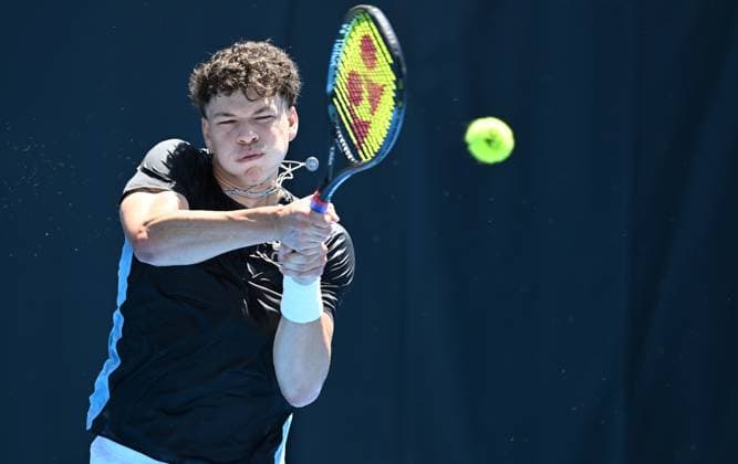 TENNIS BRISBANE INTERNATIONAL PRACTICE, Ben Shelton of the USA in action during a practice session ahead of the Brisbane International tennis tournament at Queensland Tennis Centre n Brisbane, Wednesday, December 27, 2023. ( NO ARCHIVING, EDITORIAL USE ONLY, NO USE IN BOOKS WITHOUT CONSENT BRISBANE QLD AUSTRALIA  Copyright: xDARRENxENGLANDx 20231227001882328822