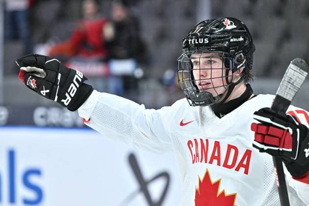 GOTHENBURG, SWEDEN 20231227 Canada s Macklin Celebrini scores 0 5 during the IIHF World Junior Championship group A ice hockey match between Latvia and Canada at Scandinavium in Gothenburg, Sweden December 27, 2023 GOTHENBURG SWEDEN x9200x  Copyright: xBjörnxLarssonxRosvall TT TTx IIHF World Junior Championship 23-24 Latvia-Canada