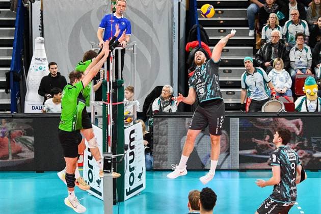 Sebastian Gevert Powervolleys Düren, 13 right, with a smash ball, action, action, game scene, 27 12 2023, Düren Germany , Volleyball, 1 Bundesliga Men, SWD Powervolleys Düren BC Bitterfeld Wolfen xmhx