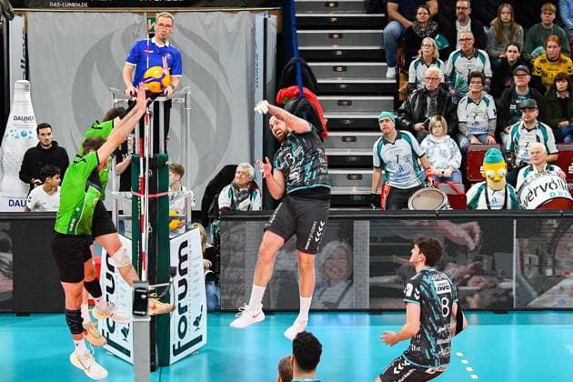 Sebastian Gevert Powervolleys Düren, 13 right, with a smash ball, action, action, game scene, 27 12 2023, Düren Germany , Volleyball, 1 Bundesliga Men, SWD Powervolleys Düren BC Bitterfeld Wolfen xmhx