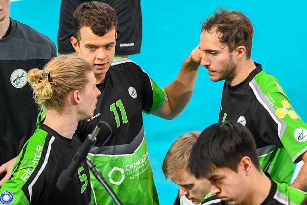 The players of Bitterfeld Wolfen during a game interruption, Action, Action, Game scene, 27 12 2023, Düren Germany , Volleyball, 1 Bundesliga Men, SWD Powervolleys Düren BC Bitterfeld Wolfen xmhx