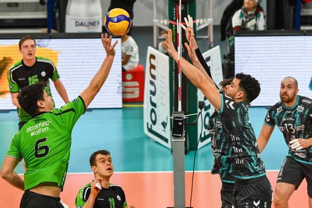 from left Julian Hoyer Bitterfeld Wolfen, 6 lifts the ball over the Düren block, action, action, game scene, 27 12 2023, Düren Germany , Volleyball, 1 Bundesliga Men, SWD Powervolleys Düren BC Bitterfeld Wolfen xmhx